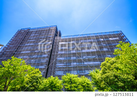 日本の横浜都市景観　マンションの補修や点検等、足場や防護ネットなど。ネットの外に衛星アンテナが… 127513811