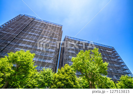 日本の横浜都市景観　マンションの補修や点検等、足場や防護ネットなど。ネットの外に衛星アンテナが… 127513815