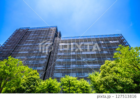 日本の横浜都市景観　マンションの補修や点検等、足場や防護ネットなど。ネットの外に衛星アンテナが… 127513816