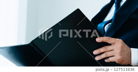 資料をチェックするビジネスマン 127513836