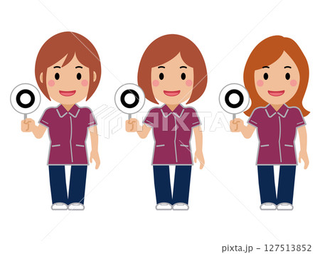正解の札を上げる。えんじ色の制服の女性看護師 127513852