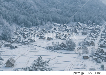 白川郷　荻町城跡展望台より積雪の合掌集落を望む 127513858
