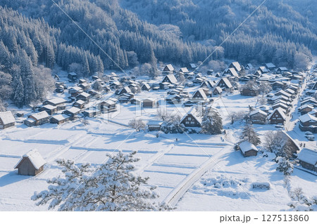 白川郷　荻町城跡展望台より積雪の合掌集落を望む 127513860
