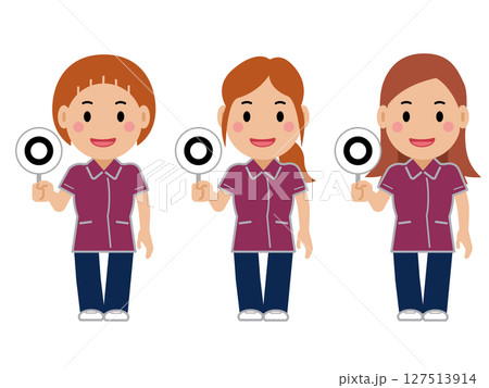 正解の札を上げる。えんじ色の制服の女性看護師。その2 正解の札を上げる。えんじ色の制服の女性看護師。その2 127513914