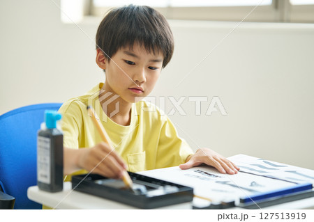 習字の授業を受ける小学生 127513919