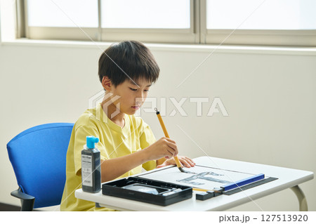 習字の授業を受ける小学生 127513920