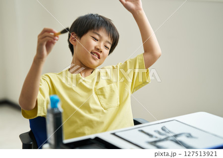 習字の授業を受ける小学生 127513921