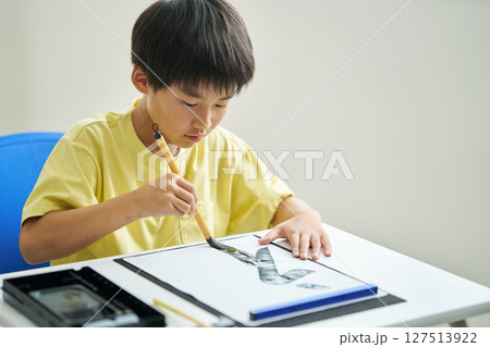 習字の授業を受ける小学生 習字の授業を受ける小学生 127513922