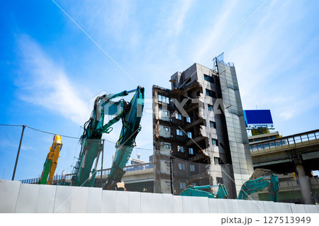 解体されるビル 東京の再開発　a-2 高彩度コントラスト 127513949