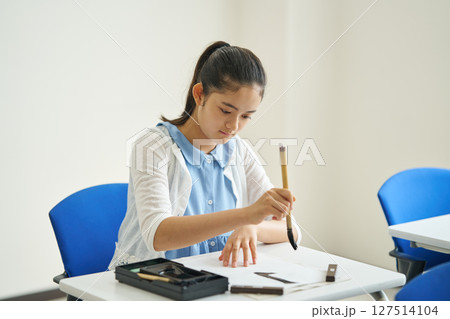 習字の授業を受ける小学生 127514104
