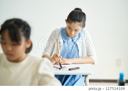 習字の授業を受ける小学生 127514109
