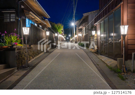 佐渡島　相川・京町通りの夜景 127514176