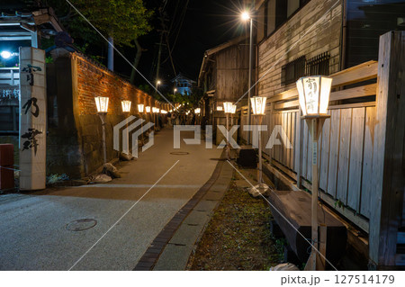 佐渡島　相川・京町通りの夜景 127514179