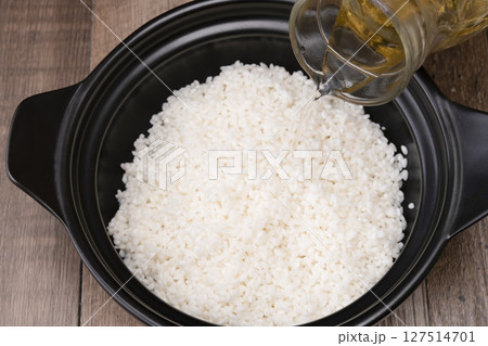 きのこの炊き込みご飯を作る工程　だし汁を入れる 127514701