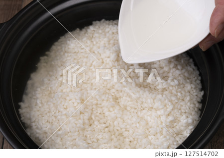 きのこの炊き込みご飯を作る工程　　みりんを入れる 127514702