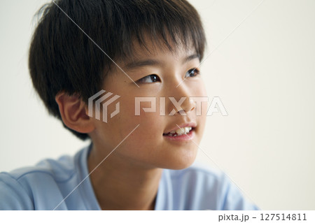 男の子 ポートレート クローズアップ 男の子 ポートレート クローズアップ 127514811