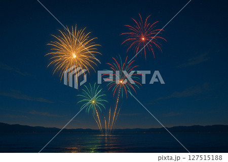 夜空に咲く色鮮やかな花火と水面の反射 夜空に咲く色鮮やかな花火と水面の反射 127515188