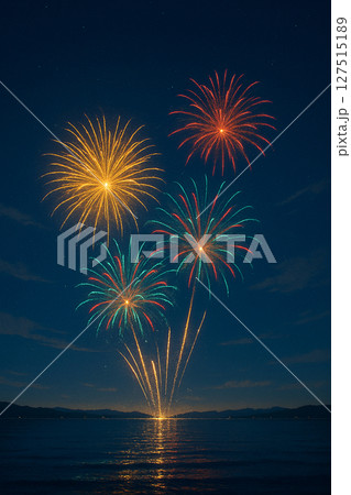 夜空に咲く色鮮やかな花火と水面の反射 127515189