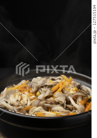 土鍋で炊いたきのこの炊き込みご飯 盛り付ける 土鍋で炊いたきのこの炊き込みご飯 盛り付ける 127515194