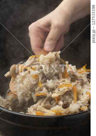 土鍋で炊いたきのこの炊き込みご飯　盛り付ける 127515196