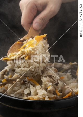 土鍋で炊いたきのこの炊き込みご飯 盛り付ける 土鍋で炊いたきのこの炊き込みご飯 盛り付ける 127515198