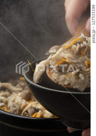 土鍋で炊いたきのこの炊き込みご飯　盛り付ける 127515199