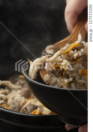 土鍋で炊いたきのこの炊き込みご飯　盛り付ける 127515200