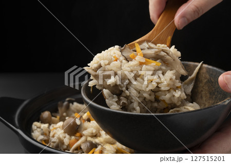 土鍋で炊いたきのこの炊き込みご飯 盛り付ける 土鍋で炊いたきのこの炊き込みご飯 盛り付ける 127515201
