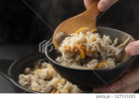 土鍋で炊いたきのこの炊き込みご飯　盛り付ける 127515203