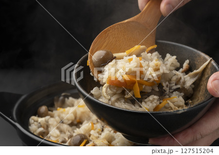 土鍋で炊いたきのこの炊き込みご飯　盛り付ける 127515204
