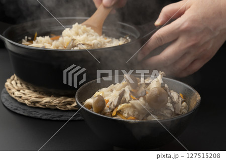 土鍋で炊いたきのこの炊き込みご飯 盛り付ける 土鍋で炊いたきのこの炊き込みご飯 盛り付ける 127515208