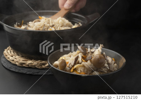 土鍋で炊いたきのこの炊き込みご飯 盛り付ける 土鍋で炊いたきのこの炊き込みご飯 盛り付ける 127515210