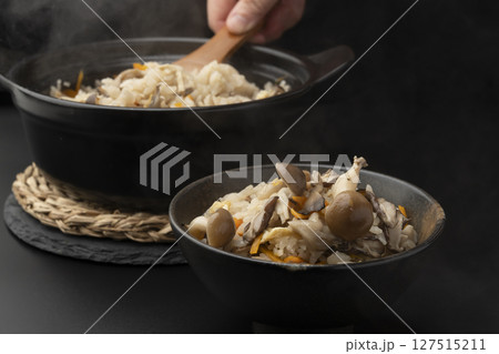 土鍋で炊いたきのこの炊き込みご飯　盛り付ける 127515211