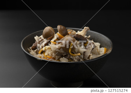 茶碗に盛り付けた土鍋で炊いたきのこの炊き込みご飯 127515274