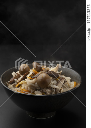 茶碗に盛り付けた土鍋で炊いたきのこの炊き込みご飯 127515278