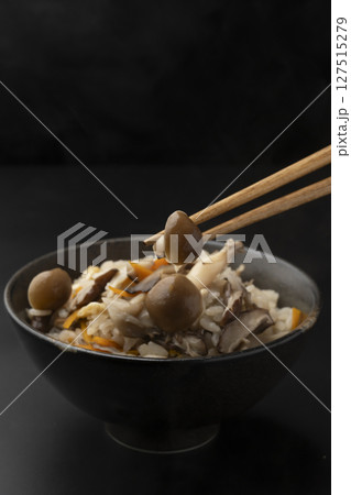 茶碗に盛り付けた土鍋で炊いたきのこの炊き込みご飯 127515279
