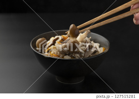 茶碗に盛り付けた土鍋で炊いたきのこの炊き込みご飯 127515281