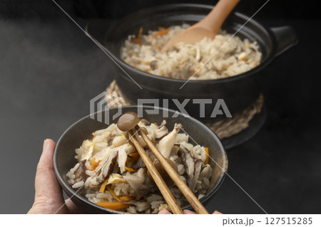 茶碗に盛り付けた土鍋で炊いたきのこの炊き込みご飯 127515285