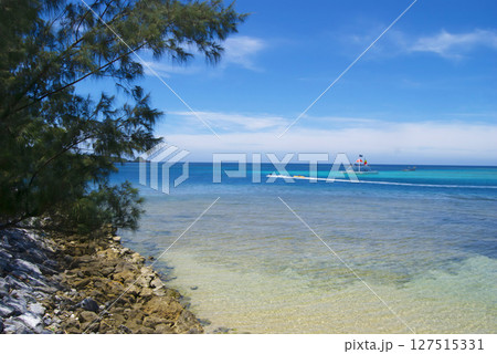 沖縄の青い海と青い空 127515331