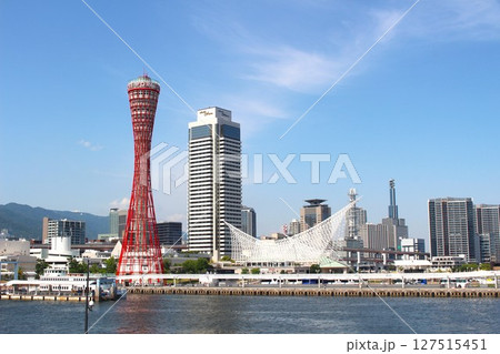 神戸の美しい景観　ポートタワーと海洋博物館 127515451