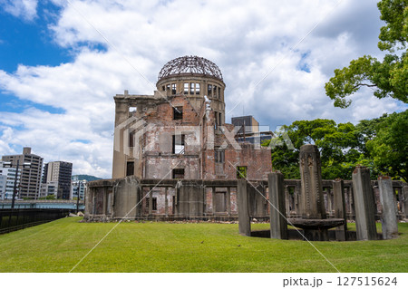 Genbaku Dome ruins at Hiroshima Peace Memorial in Japan 127515624