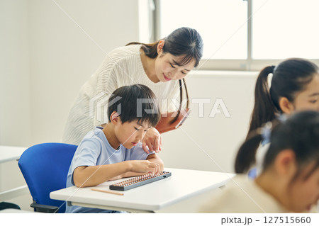 そろばんを教わる小学生 そろばんを教わる小学生 127515660