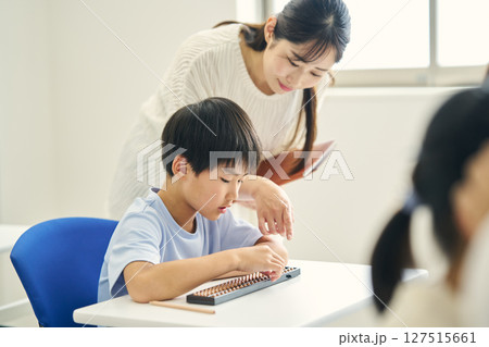 そろばんを教わる小学生 そろばんを教わる小学生 127515661