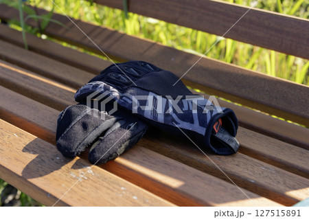 バイク グローブ オートバイ バックグランド 手袋 127515891