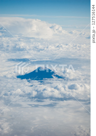 雲海に浮かぶ富士山の絶景 127516144