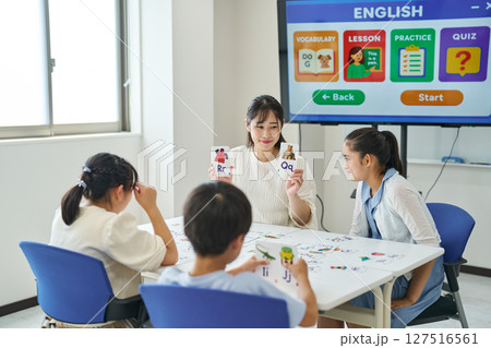 アルファベットカードで学ぶ子供たち アルファベットカードで学ぶ子供たち 127516561