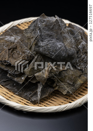 黒背景に竹ざるに盛った羅臼昆布 127516697