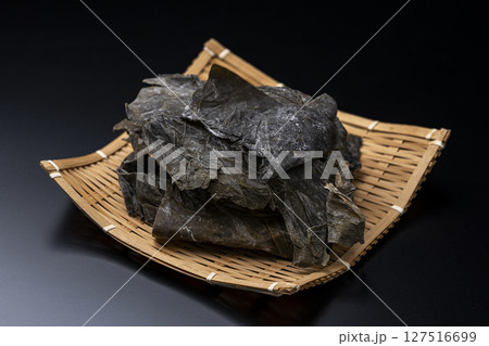 黒背景に竹ざるに盛った羅臼昆布 127516699