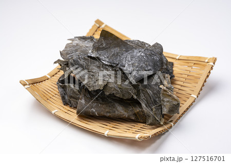 白背景に竹ざるに盛った羅臼昆布 白背景に竹ざるに盛った羅臼昆布 127516701