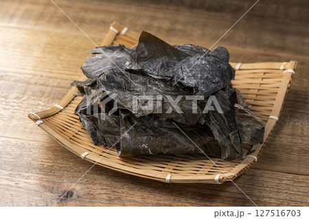 木目のテーブルに天然羅臼昆布の切り落としの竹ざる盛り 木目のテーブルに天然羅臼昆布の切り落としの竹ざる盛り 127516703